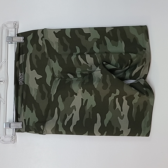 💚 Victoria's Secret PINK Active Camo Shorts - Picture 3 of 7